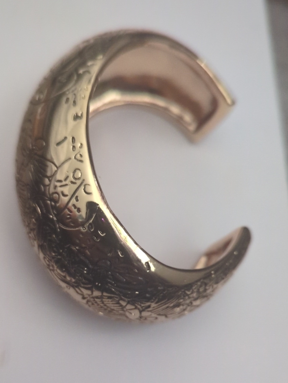 New-Elegant Gold Textured Cuff Bracelet for Women